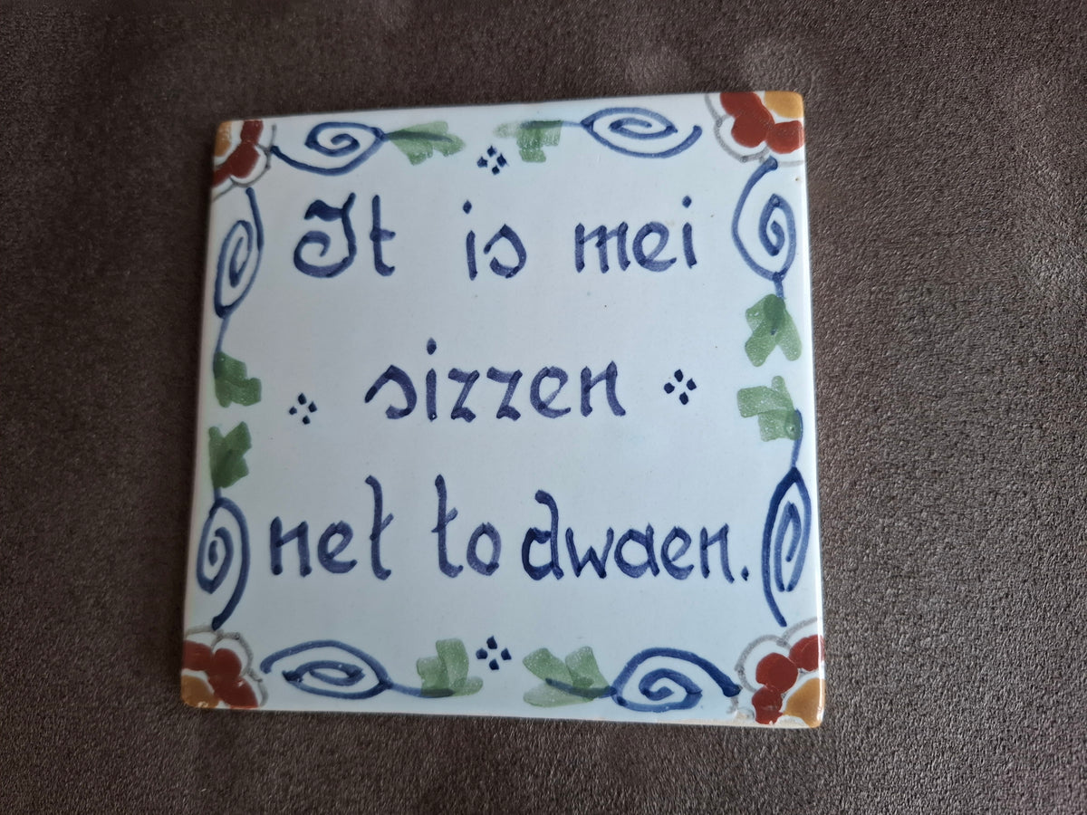 Workumer tegel met Friese spreuk: 'It is mei sizzen net to dwaen.'