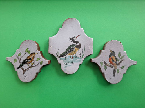 Drie luik van dikke tegels met verschillend decor vogels