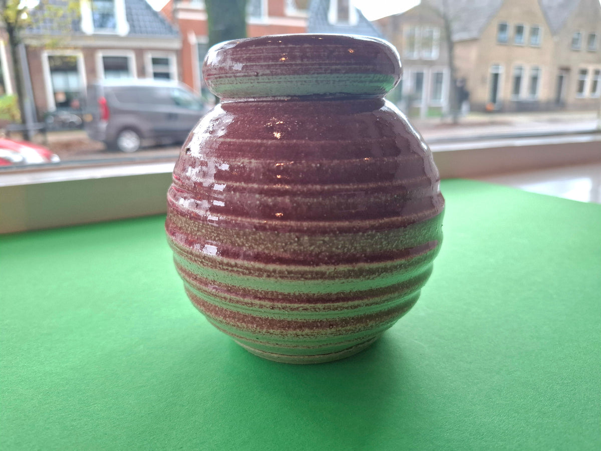 Keramiek handwerk balustervormig gesigneerd siervaasje