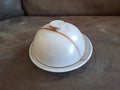 Uniek witte ronde botervloot met scheur/lijm decor